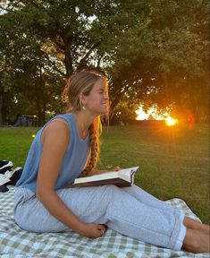 Spring Teacher Outfits, Classroom Style, Foto Poses, Reading A Book, Granola Girl, Spring Vibes, Teacher Outfits, Summer Feeling, American Beauty