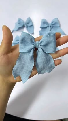 a person is holding some kind of small bow in their hand with the other hand