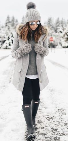 10 Ways To Wear Trendy Boots This Winter - Society19 Winteroutfits Chic, Winter Outfits Snow, Winter Mode Outfits, Comfy Outfits Winter, Beanie Outfit, Mode Shoes, Winter Outfits For School, Winter Outfits Warm, Winter Outfits Cold