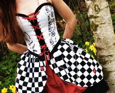 Alice in Wonderland dress! Wonderland Inspired Outfits, Alice And The Wonderland, Corset And Skirt Outfits, Checkered Outfit, Queen Of Hearts Costume, Prom Inspiration, Steampunk Dress