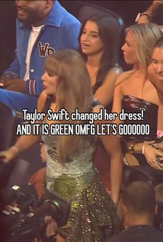 taylor swift changed her dress and it is green omf let's good