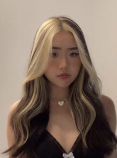 Half And Half Highlights, Blonde Parts In Brown Hair, Aesthetic Hair Color Highlights, Blond Hair Streaks, Hair Dye Inspo Blonde, Crown Highlights, Hair Color Ideas Long Hair, Straight Hair Color, Two Toned Hair