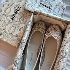 Very Hard To Find Combo! Chanel Camellia For Ballerina Flats Brand New In Box Never Worn Comes With Dustbags Size 40.5 Channel Shoes Women, Chanel Ballerina Flats, Beige Ballet Flats, Classy Flats, Chanel Ballerina, Pink Loafers, White Ballet Flats, Chanel Loafers, Chanel Flats