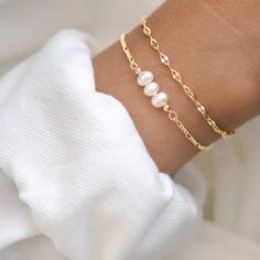 This delicate bracelet features a trio of pearls at its center, symbolizing calm and balance in the face of life's challenges. The smooth, lustrous pearls serve as a reminder to remain composed and grounded, embracing inner peace no matter the circumstances. Permanent Bracelet, Silver Pearl Bracelet, Pearl Charm Bracelet, Pearl Bracelet Gold, Figaro Necklace, Gold Armband, Necklace Heart, Elegant Bracelet, Pearl Charms