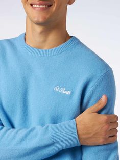 Man crewneck light blue sweaterSt. Barth embroideryRibbed collar bottom and cuffsRegular fitTrue to sizeSt. Barth logo on the sleeveComposition: 100% Wool Classic Crew Neck Sweater With Embroidered Logo, Classic Blue Crew Neck Sweater, Classic Blue Crew Sweater, Classic Blue Sweater With Ribbed Cuffs, Classic Light Blue Winter Sweater, Classic Long Sleeve Light Blue Sweater, Classic Light Blue Long Sleeve Sweater, Men Crewneck, Chloe Purses