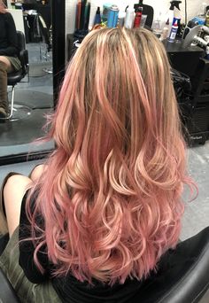 Light Pink And Blonde Highlights In Brown Hair, Honey And Pink Hair, Brunette With Blonde And Pink Highlights, Blond With Pink Hair, Pink Streak Hair Blonde, Pink Blonde Hair Highlights, Blonde Hair With Soft Pink Highlights, Honey Pink Hair, Strawberry Blonde Hair With Pink Highlights