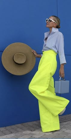 Ropa Color Neon, Neon Pants, Neon Outfits, Yellow Pants, Neon Fashion, Outfit Chic, Looks Street Style, Outfit Trends, Work Style