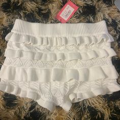 White Edikted Ruffle Shorts Ruffle Bloomer Shorts, White Ruffle Shorts, Coquette Shorts, Frilly Shorts, Bloomer Shorts, Ruffle Bloomers, Cute Birthday Outfits, Bloomers Shorts, Anthropologie Jeans