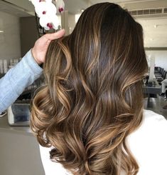 Hair For Skin Tone, Highlights Brown Hair Balayage, Hair Dye Shades, Balayage Hair Caramel, Honey Blonde Hair Color, Brown Hair Looks, Brown Hair Inspo, Brunette Hair With Highlights, Brunette Balayage Hair