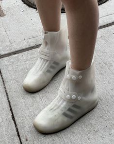 Dr Shoes, Shoe Inspo, Cool Costumes, Modern Fashion, White Shoes, Cute Shoes, Fashion Item, Me Too Shoes, Rain Boots