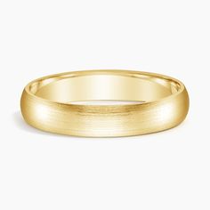 a wedding band in yellow gold, with a flat surface and high polished finish on the side