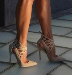 Legs And Heels, Classy Shoes, Gold Pumps, Gorgeous Shoes, Fabulous Shoes, Hot Shoes, Crazy Shoes, On The Ground, Pretty Shoes