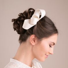 Small and compact, this ivory fascinator has enough glamour to elevate your style. The minimalist bow fascinator for a bride or wedding guest.  Modern bridal fascinator is made of millinery sinamay, it is feather light. Place it into an elegant updo or romantic half loose hair, it easy to do by yourself, the headpiece is on alligator clip. Color:  ivory Also available in various colours. Please, see the pictures of sinamays available and select your colour in the colour options bar. Would you li Elegant Ribbon Headband For Wedding, White Headband Fascinator As Gift, Elegant White Headband With Ribbon, Elegant Wedding Hair Accessories With Ribbon, White Bow Headband For Wedding, Chic Wedding Fascinator With Bow, White Wedding Headband With Bow, Elegant Wedding Hair Accessories With Bow, Chic White Wedding Bow