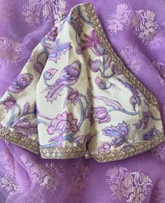 Contrast Saree And Blouse, Pattu Pattern Blouse Designs, Traditional Purple Blouse With Floral Embroidery, Designer Purple Art Silk Blouse Piece, Purple Art Silk Blouse With Pallu, Purple Handloom Art Silk Blouse Piece, Purple Silk Blouse With Motifs, Pattern Blouse Designs, Contrast Saree