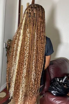 Golden Blonde and Brown Knotless Braids for a Radiant Look Blonde And Brown Knotless Braids, Knotless Braids Knee Length, Knee Length Braids, Curls Knotless Braids, Brown Knotless Braids, Brown Knotless, Knotless Bohemian, Burgundy Box Braids, Hair Color For Dark Skin