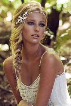 leafy embellishment bridal headpieces for boho wedding ideas Floral Embellishment, Bohemian Hairstyles, Braided Hairstyles For Wedding, Penteado Cabelo Curto, Boho Hairstyles, Wedding Fashion, Wedding Hair And Makeup, Dresses Women, Wedding Invites