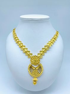 Leaf necklace with eclipse pendant yellow gold. Aaram Design Gold, Gold Pictures, Kerala Jewellery, Marriage Jewellery, Simple Necklace Designs, 22k Gold Necklace, Indian Marriage, Bridal Necklace Designs, Fancy Jewellery Designs