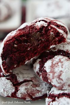 A close up photo of red velvet crinkle cookies covered in powdered sugar and sitting in a stack on a plate with a bite taken out of one cookie. Brownie Crinkle Cookies, Red Velvet Crinkle Cookies, Chocolate Crinkle, Chocolate Crinkle Cookies, Cookie Cake Recipe, Chocolate Crinkles, Delicious Cookie Recipes, Crinkle Cookies, Baking Cakes Decoration