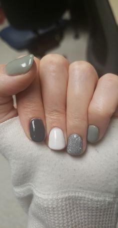 Grey Shellac Nails Designs, Edgy Dip Nails, Boho Nail Designs For Short Nails, Jodsone Gel Nails, January Nails Ideas Simple Classy, Gel Nails Ideas Short Winter, Winter Gel Nails Short, Short Gray Nails, January Nails Ideas Acrylic