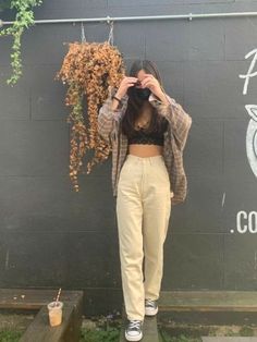 "9 Women's Cargo Pants with a Modern Cut for a Sleek Look" Mom Jeans Outfit Winter, Mode Ulzzang, Looks Pinterest, Mom Jeans Outfit, Ținută Casual, Indie Outfits, Mode Streetwear, Looks Style, Teen Fashion Outfits