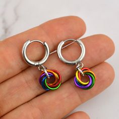 A vivid rainbow swirl, perfect for LGBTQ pride! Now available with huggie-style earwire!🌈 lightweight🌈 just shy of 1" long, including earwire🌈 aluminum links on stainless steel earwire - choose from huggie style or minimalist hook See separate listing for additional earwire optionsRAINBOW PRIDE colorway: red, orange, gold, green, blue, violet Lgbtq Jewelry, Full Rainbow, Pride Earrings, Rainbow Jewelry, Rainbow Swirl, Rainbow Earrings, Knot Earrings, Rainbow Flag, Lgbtq Pride