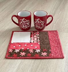 quilted mug rug using red pink and brown retro fabrics Quilted Rug Mugs, Fabric Mug Rugs, Diy Mug Rug, Quilted Mug Rug Patterns Free, Christmas Mug Rug, Quilted Mug Rug, Grandma Crafts, Christmas Mug Rugs, Mug Rug Patterns