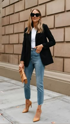 Female Lawyer, Jeans Outfit For Work, Black Blazer Outfit, Lawyer Outfits, Blazer Outfits Casual, Looks Jeans, Lawyer Outfit, Blazer Outfits For Women, Jeans Outfit Women