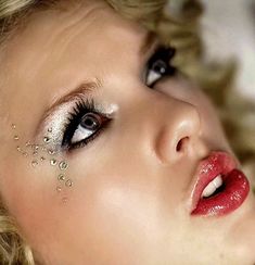 Taylor Eras Makeup, Eras Eye Makeup, Gold Silver Eye Makeup, Eras Tour Makeup Look, Taylor Swift Fearless Makeup Looks, Fearless Taylor Swift Makeup Ideas, Fearless Makeup Ideas, Fearless Makeup Look