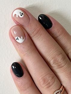 simple black nails with ghosts Ghost Nails, Nail Art Halloween, Holloween Nails, Halloween Nails Easy, Cute Halloween Nails, October Nails, Halloween Nail Designs, Halloween Nail Art, Short Acrylic Nails