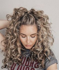 Curly Hair Color Balayage, Hair Color And Highlights Ideas, Low Lights For Blonde Hair Curly, Perm With Highlights, Blond Curly Hair Highlights, Permed Blonde Hair, Beige Blonde Highlights Curly Hair, Curly Blond Highlight, Heavy Blonde Highlights On Curly Brown Hair