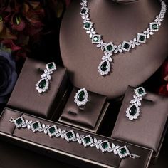 Crystal Wedding Jewelry, Diamond Jewelry Set, Earrings Luxury, Jewelry Set Design, Bridal Diamond Jewellery, White Stones, Diamond Jewelry Designs