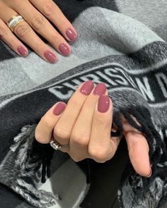 Short Classy Nails, Vom Avea Un Copil, Old Money Nails, Shellac Nail Colors, Sophisticated Nails, Money Nails, Natural Nails Manicure, Popular Nail Colors, Minimal Makeup Look