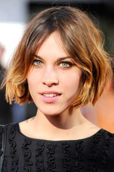 The star of MTV’s coming Web-driven music show “It’s On with Alexa Chung.” Alexa Chung Hair, Kort Bob, Bobbed Hair, Textured Fringe, Ombre Bob, Short Wavy Bob, Short Ombre Hair, Wavy Bob Hairstyles, Short Hair Trends