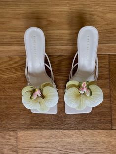 Beautiful orchid heels perfect for your summer holiday or any special occasion. Flower Kitten Heels, Orchid Heels Outfit, Orchid Sandals, Orchid Shoes, Orchid Heels, Flower High Heels, Flower Heels, Flower Sandals, Flower Shoes