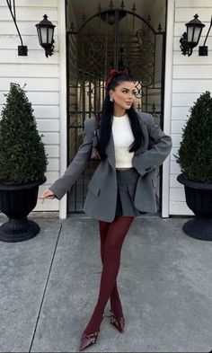 Burgundy Skirt Outfit Ideas, Deep Winter Outfits Inspiration, Outfit Paris Invierno, Outfit Para Posada, Skirts And Tights Outfit, Burgundy Heels Outfit, Outfit Posada, Deep Winter Outfits, Ootd Frio