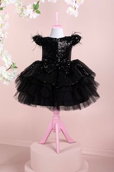 Your little girl is beautiful even without a beautiful dress! But the Cara model was designed to give her wings on her special day. It was produced in black, purple, salmon, rose gold and pink. The perfect harmony of sequins and tulle! Details Fabric: Sequin fabric, crystal tulle, cotton lining Black sequin dress Cap sleeve Black ostrich feathers on the arms Sequin bow at the waist Multi-layer skirt The first layer of the skirt is sequin fabric and the other layers are crystal tulle Knee-length Silver Flower Girl Dress, Toddler Girl Christmas Dresses, Girls Gold Dress, Purple Flower Girl Dress, Girl Green Dress, Purple Girls Dress, Flower Girl Dresses Blue, Toddler Christmas Dress, Pink Flower Girl Dresses