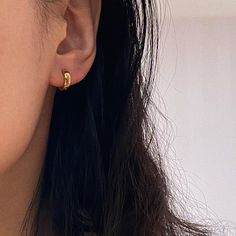 Huggie Earrings Flower Hoops Chunky, Earrings To Make, Chunky Gold Hoop Earrings, Small Gold Hoop Earrings, Ear Stack, Gold Pearl Earrings, Jewelry Essentials, Signature Jewelry, Classic Chic