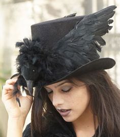 haunted raven top hat - A creepy black raven nests on the brim of this black top hat. Carnaval Make-up, Raven Costume, Witches Hats, Mode Steampunk, Bird Costume, Chasing Fireflies, Black Top Hat, Steampunk Hat