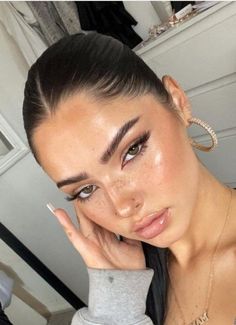 White Bottom Eyeliner Makeup, Natural Makeup Looks Pictures, Natural Glam Makeup Brown Eyes Prom, Lash Extensions Makeup Look, Makeup For Upside Down Triangle, Prom Glowy Makeup, Clean Girl Prom Makeup, Glowy Clean Girl Makeup, Natural Clean Girl Makeup