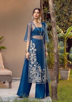 Archana Jaju, Kurtis Design, Trendy Outfits Indian, Pakistani Suit, Traditional Indian Dress, Indian Dresses Traditional, Velvet Clothes, Traditional Indian Outfits, Trendy Dress Outfits