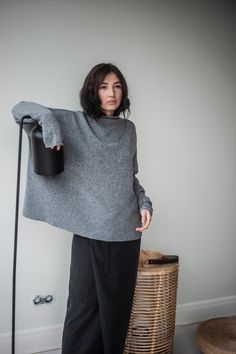 Oversized Cashmere Sweater, Grey Oversized Sweater Outfit, Dark Grey Sweater Outfit, Light Grey Sweater Outfit, Grey Jumper Outfit, Black Dress Outfit Winter, Pretty Body, Grey Sweater Outfit, Loose Sweater Dress