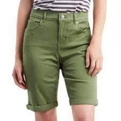 Levi's Light Green Jean Bermuda Shorts Size 27 63% Cotton 31% Viscose 4% Polyester 2% Elastane Button And Zip Closure Standard Belt Loops 5 Pockets Roll Or Unroll Hem Approximate Measurements (Laying Flat) Waist 14.5" Across Rise 9.5" Inseam 11.5" Leg Width At Hem 9" Across Nwot. Cc6 Casual Knee-length Bottoms With Button Closure, Levi's Casual Shorts With Button Closure, Casual Green Knee-length Bottoms, Green Knee-length Bottoms, Levi's Relaxed Fit Bottoms With Button Closure, Knee-length Cotton Bottoms With Button Closure, Levi's Green Cotton Bottoms, Levi's Spring Green Bottoms, Levi's Green Bottoms For Spring