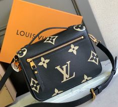 Black printed leather is Italian A-grade leather. The quality, hardware, fabric, handwork, oil edge, A-grade production, the picture is consistent with the product, and a full set of packaging. Size: 25x19x7CM Pochette Metis Black, Louis Vuitton Yayoi Kusama, Louis Vuitton Capucines, Large Cosmetic Bag, Medium Handbags, Lv Shoes, Lv Purse, Lv Belt, Lv Wallet