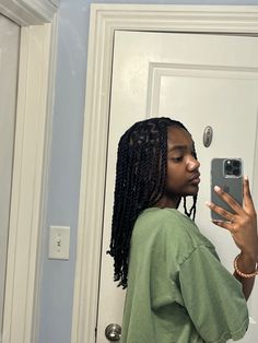 Short Small Twists, Women Twist Natural Hair, Mid Length Twists Braids, Mini Twists Aesthetic, Natural Hairstyles For Black Women Twists, Small Twist Hairstyles, Medium Mini Twists, Mini Twist Braids Hairstyles, How To Style Mini Braids