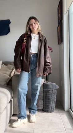 Leather Jacket Smart Casual, Light Leather Jacket, Sweater With Leather Jacket, Cool Girl Asthetic Outfit, Medium Length Leather Jacket Outfit, Brown Leather Jacket Street Style, Brown Leader Jacket Outfit, Brown Jacket And Jeans Outfit, Oversized Leather Jacket Outfits Fall