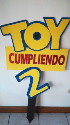 a sign that says toy cumplendo on it