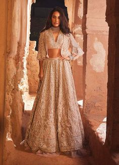 Peach Indian Outfit, Fashion Lehenga, Blouse Organza, Cape Lehenga, Ridhi Mehra, Gold Lehenga, Indian Bridesmaid Dresses, Embroidered Cape, Sangeet Outfit