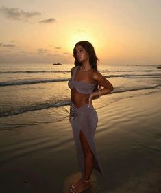 Sunset Poses, Skirt Set Summer, Ig Pics, Earthy Outfits, Beach Night, Model Makeup, Beach Blue