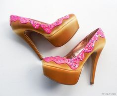 Sweet treats for your feet are custom made wearable confections from Shoe Bakery. Dessert-inspired heels, wedges, flats and wedding shoes you'll hunger for. Donut Shoes, Lizzie Hearts, Mode Shoes, Heels High