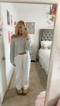 Comfy It Girl Outfits, Comfy Chilly Day Outfits, Outfit Inspo Jeans Casual, Fall Fits Inspiration, Cute Comfy Warm Outfits, Cream Sweat Pants Outfits, Jeans Outfit Casual For Women, Simple Outfit Ideas Winter, Cute College Class Outfits